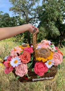 Read more about the article Giỏ hoa len handmade nhiều màu đẹp