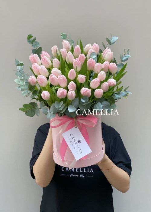 Giỏ hoa tươi Tulip có giá bao nhiêu